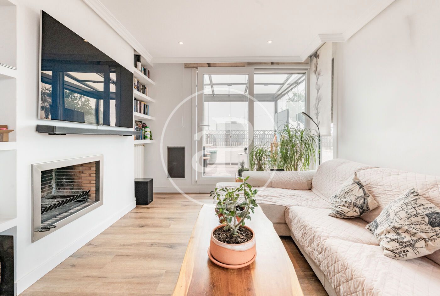 Sala d'estar de Àtic en venda en  Madrid Capital amb Aire condicionat, Calefacció i Jardí privat