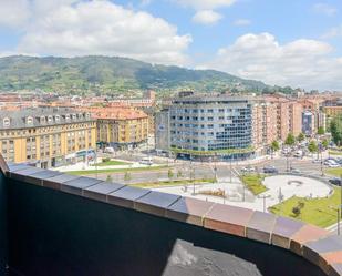 Vista exterior de Pis en venda en Oviedo  amb Terrassa i Balcó