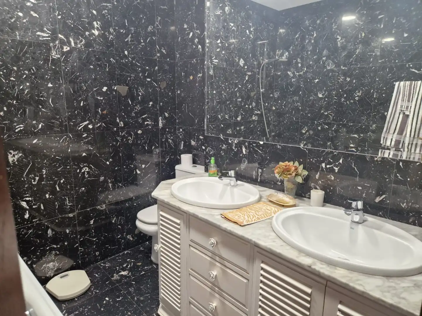 Baño de Piso en venta en Torrelavega  con Calefacción