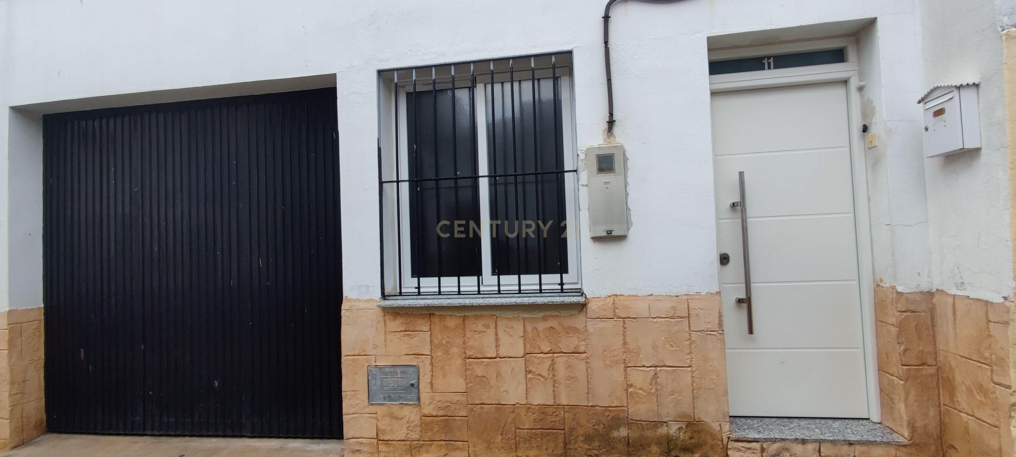 Vista exterior de Casa o xalet en venda en Navalmoral de la Mata amb Aire condicionat i Terrassa