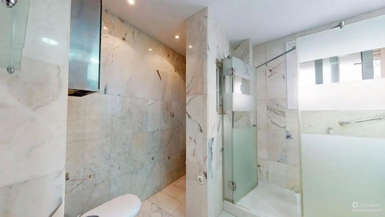 Bathroom of Flat for sale in Sevilla  with Air Conditioner, Heating and Terrace