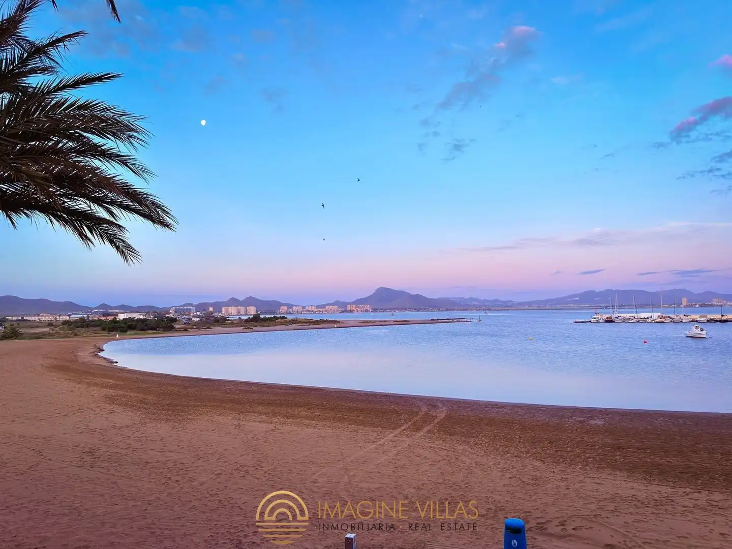 Vista exterior de Apartamento en venta en La Manga del Mar Menor con Amueblado y Piscina comunitaria