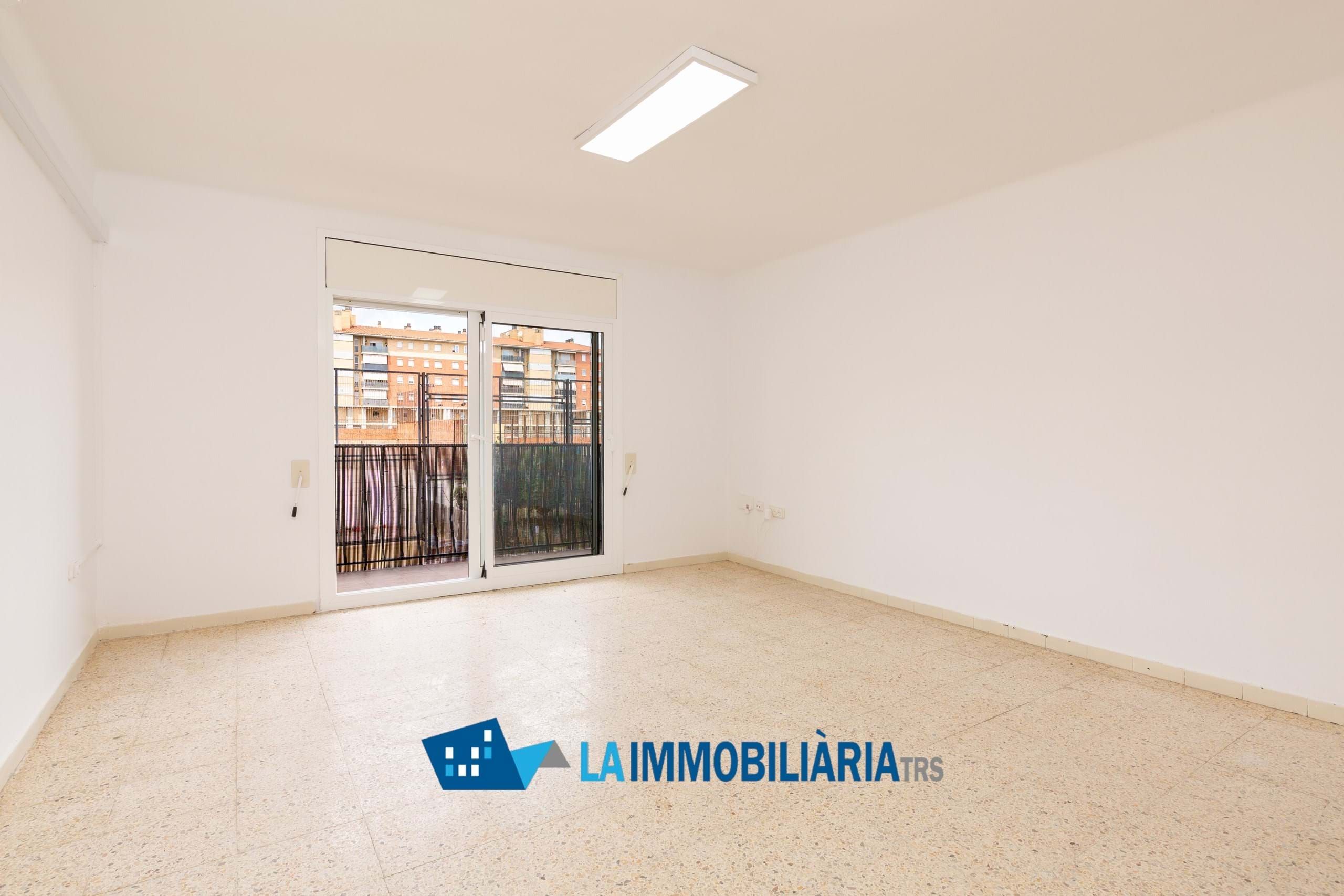 Vista exterior de Pis en venda en Terrassa amb Aire condicionat i Balcó