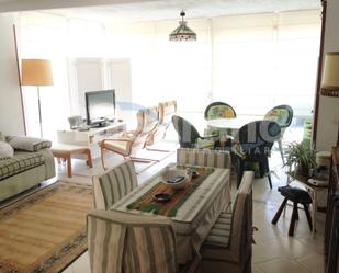 Sala d'estar de Apartament en venda en Benidorm amb Jardí privat, Terrassa i Piscina