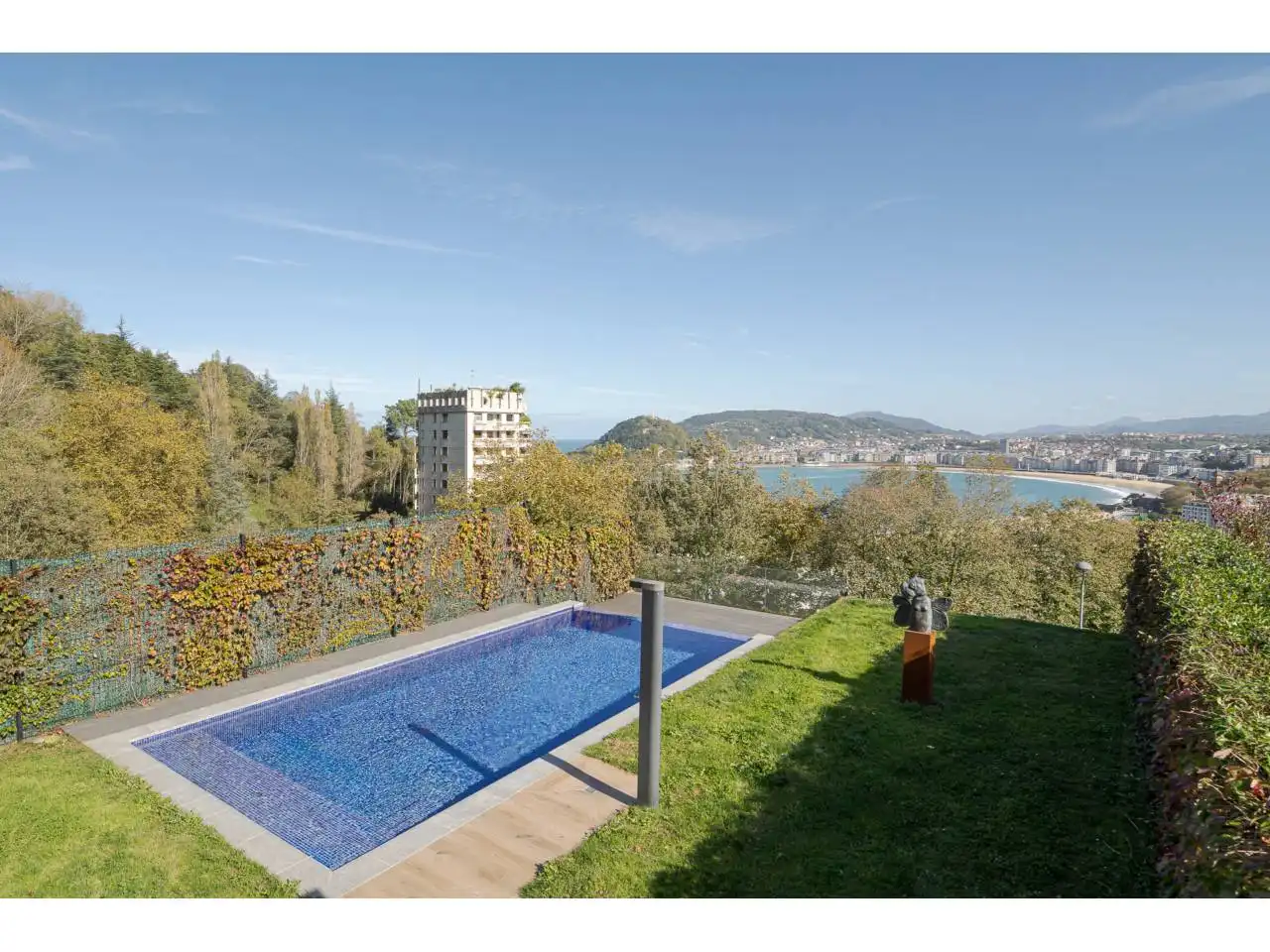 Piscina de Casa o xalet en venda en Donostia - San Sebastián  amb Calefacció, Jardí privat i Terrassa