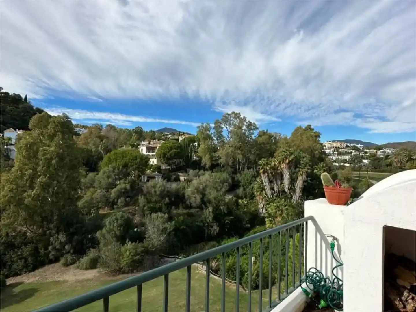 Vista exterior de Casa adosada en venda en Benahavís amb Aire condicionat i Balcó