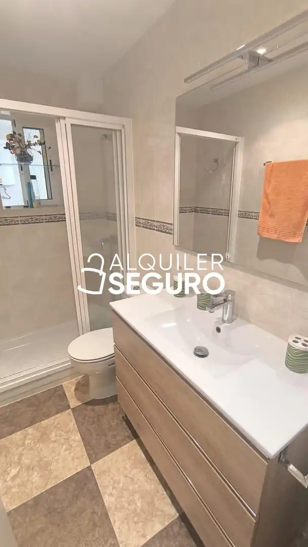 Badezimmer von Wohnung zur Miete in Sevilla mit Klimaanlage und Möbliert