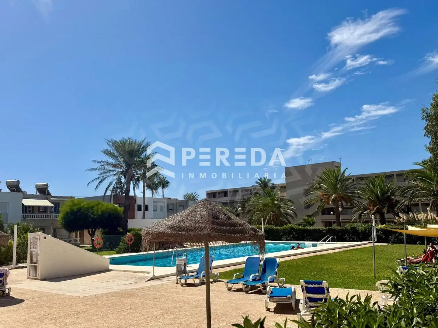 Vista exterior de Estudi en venda en Roquetas de Mar amb Jardí privat i Piscina comunitària