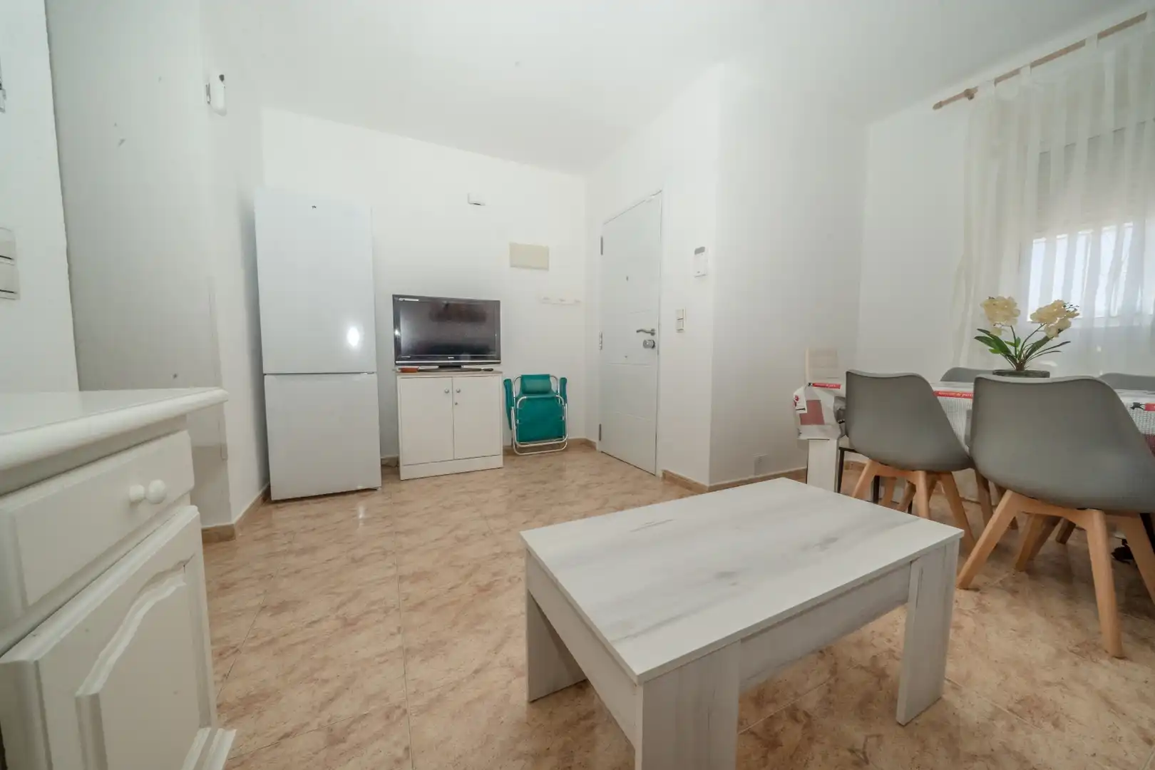 Sala de estar de Apartamento de alquiler en Torrevieja con Aire acondicionado, Terraza y Piscina