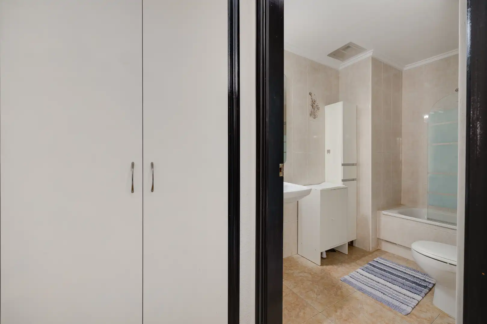 Baño de Estudio en venta en Torrevieja con Terraza, Amueblado y Piscina comunitaria