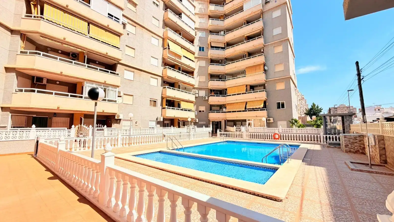 Piscina de Pis en venda en Torrevieja amb Calefacció, Terrassa i Moblat