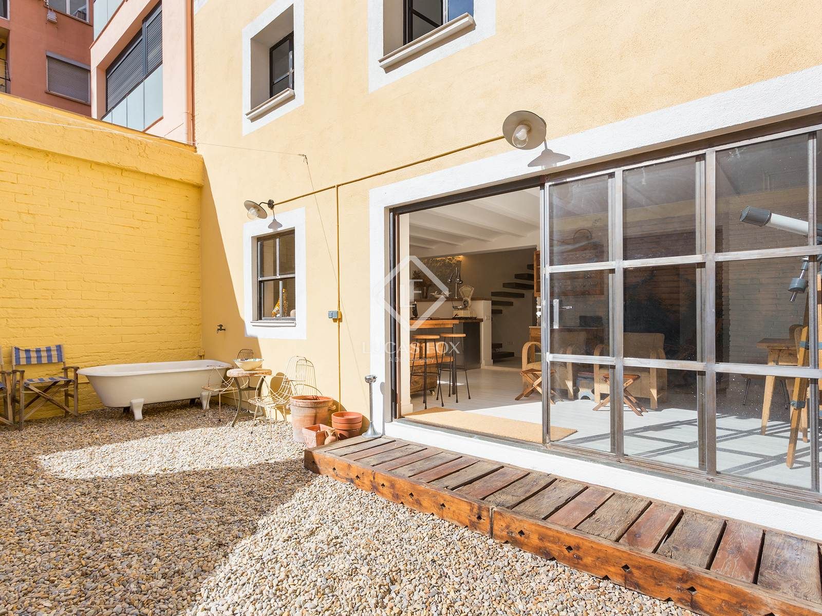 Exterior view of Flat for sale in  Barcelona Capital  with Air Conditioner, Heating and Private garden