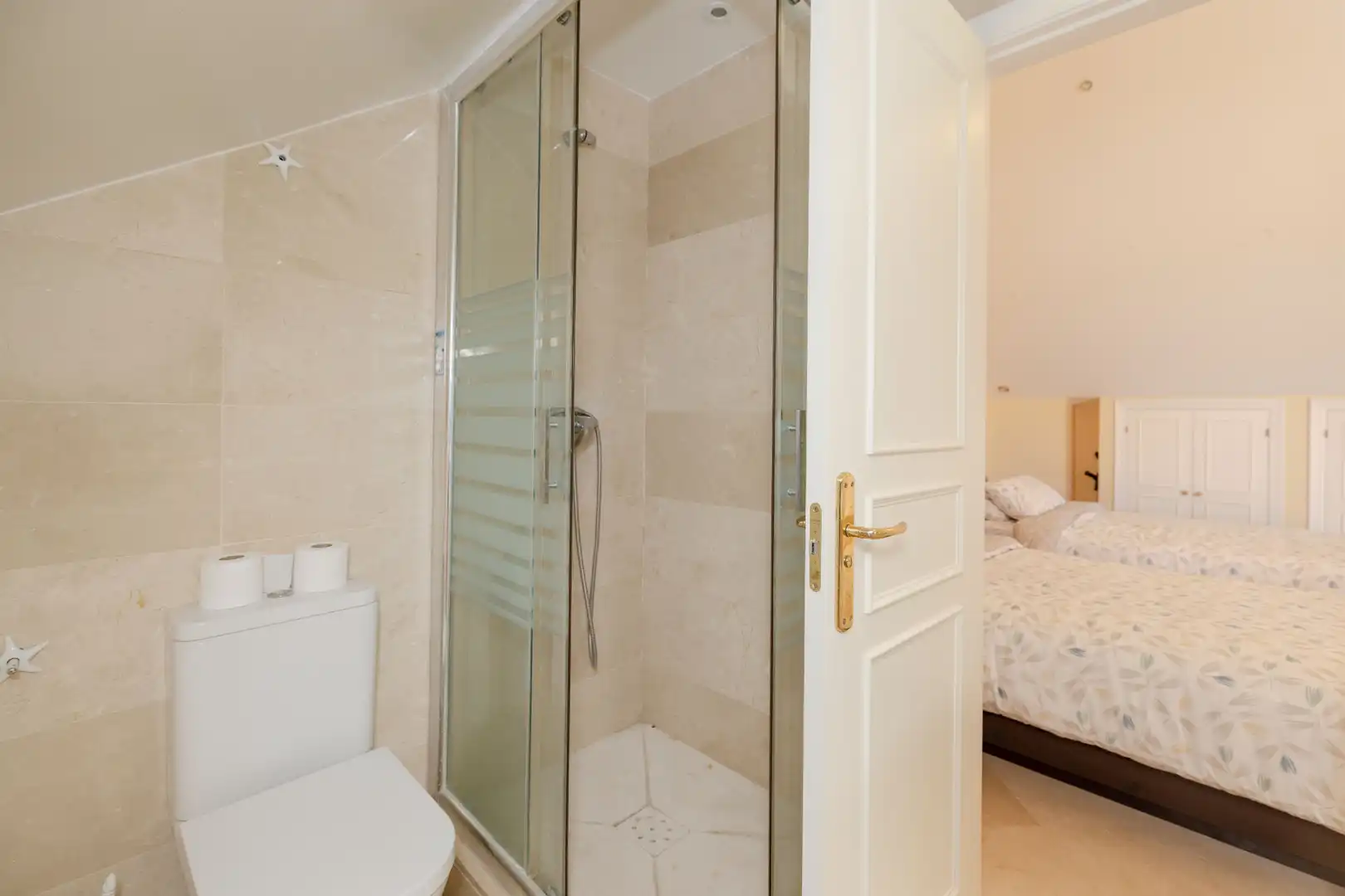 Badezimmer von Dachboden zum Verkauf in Marbella mit Klimaanlage, Heizung und Terrasse