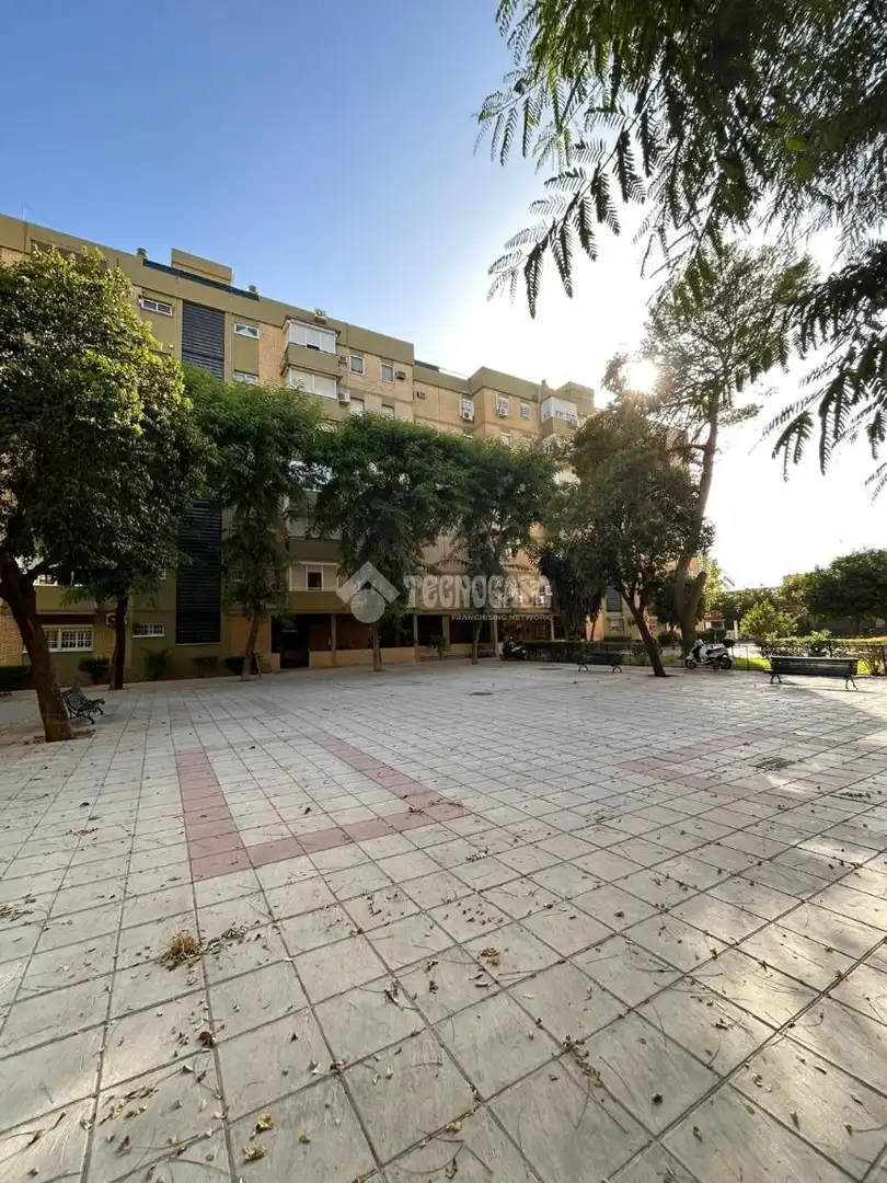 Vista exterior de Pis en venda en Sevilla amb Aire condicionat