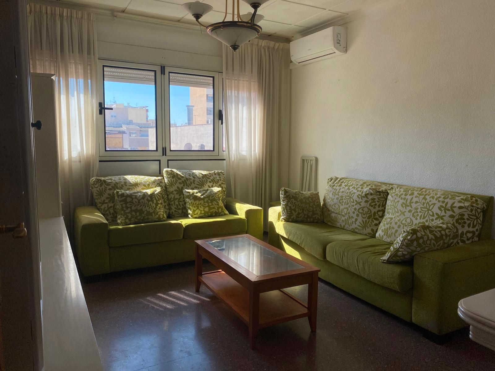 Sala d'estar de Pis en venda en Villena amb Aire condicionat, Moblat i Forn