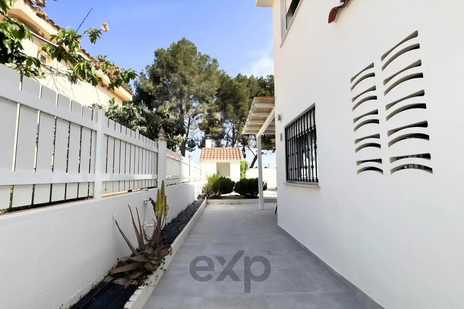 Vista exterior de Casa o xalet en venda en Riba-roja de Túria amb Aire condicionat, Jardí privat i Terrassa