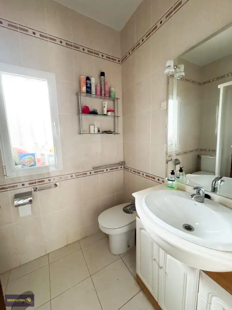 Baño de Casa adosada en venta en El Berrueco con Jardín privado, Trastero y Amueblado