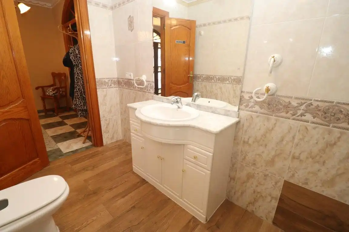 Baño de Casa o chalet de alquiler en Guaro con Jardín privado, Terraza y Trastero