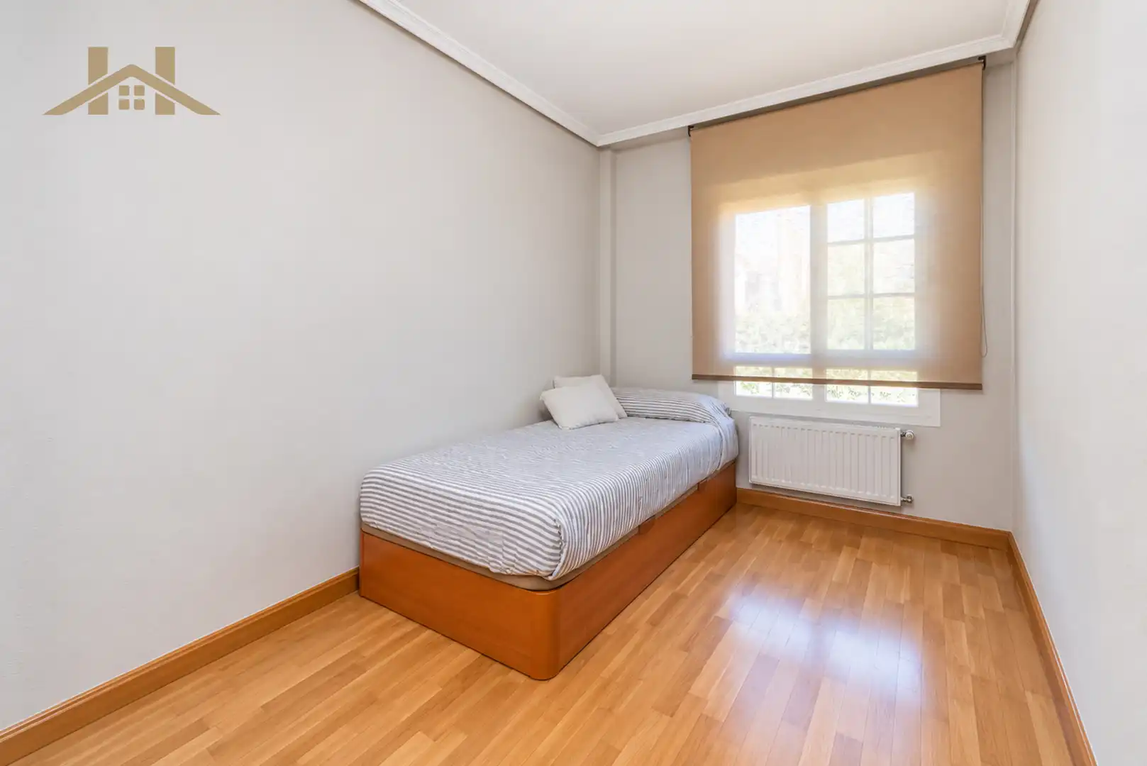Habitación de Casa adosada en venta en Majadahonda con Aire acondicionado, Calefacción y Jardín privado