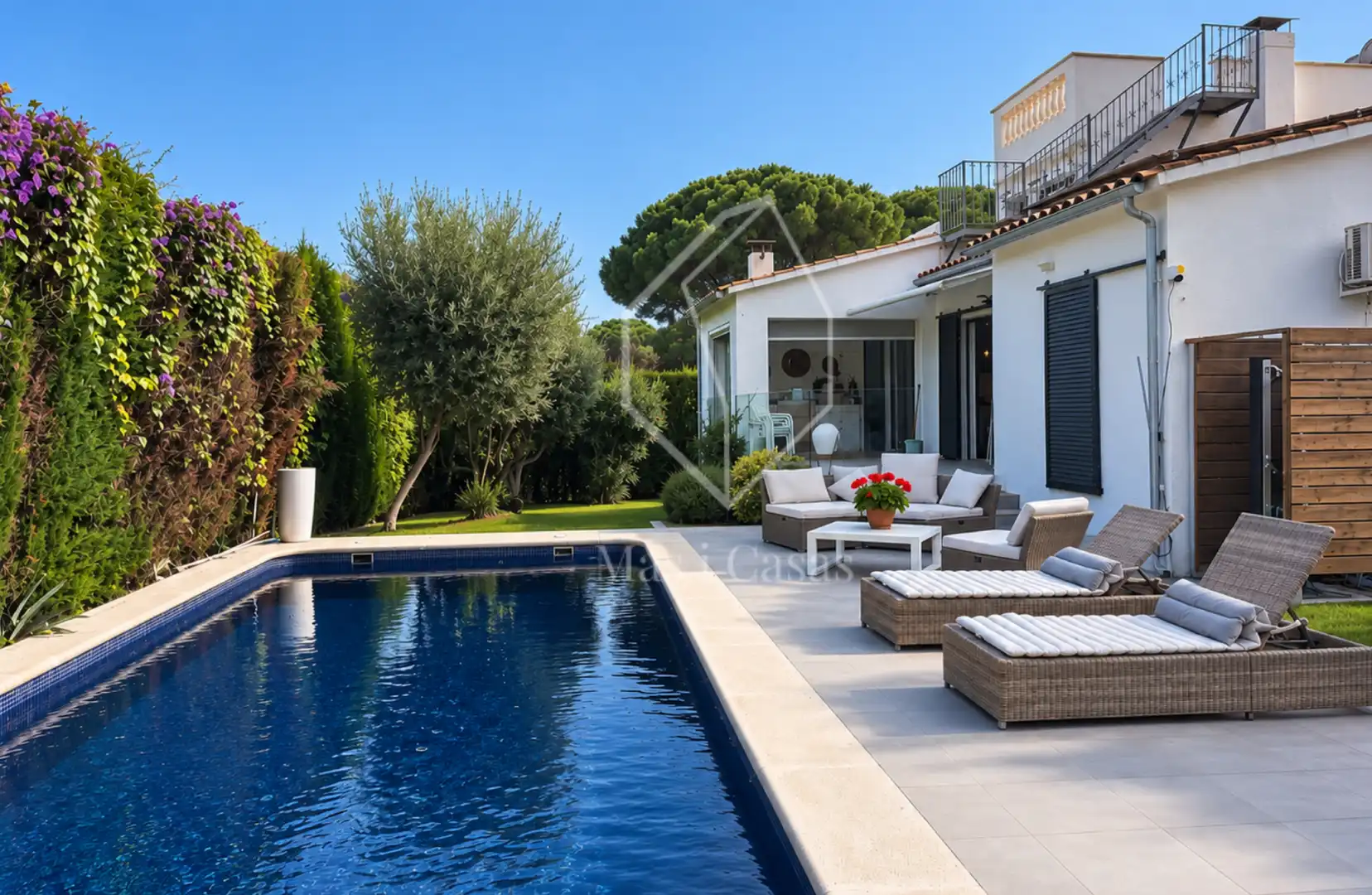 Casa amb piscina en venda a Passatge Vall de Bianya 21, imagen 3