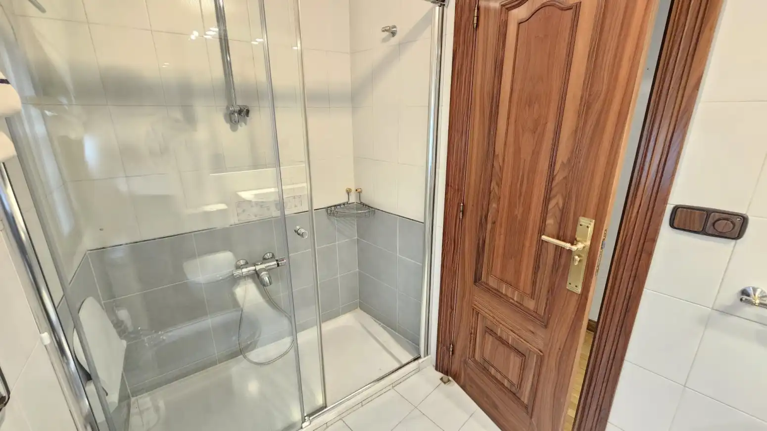 Bathroom of Flat for rent in Salamanca  with Heating, Parquet flooring and Terrace