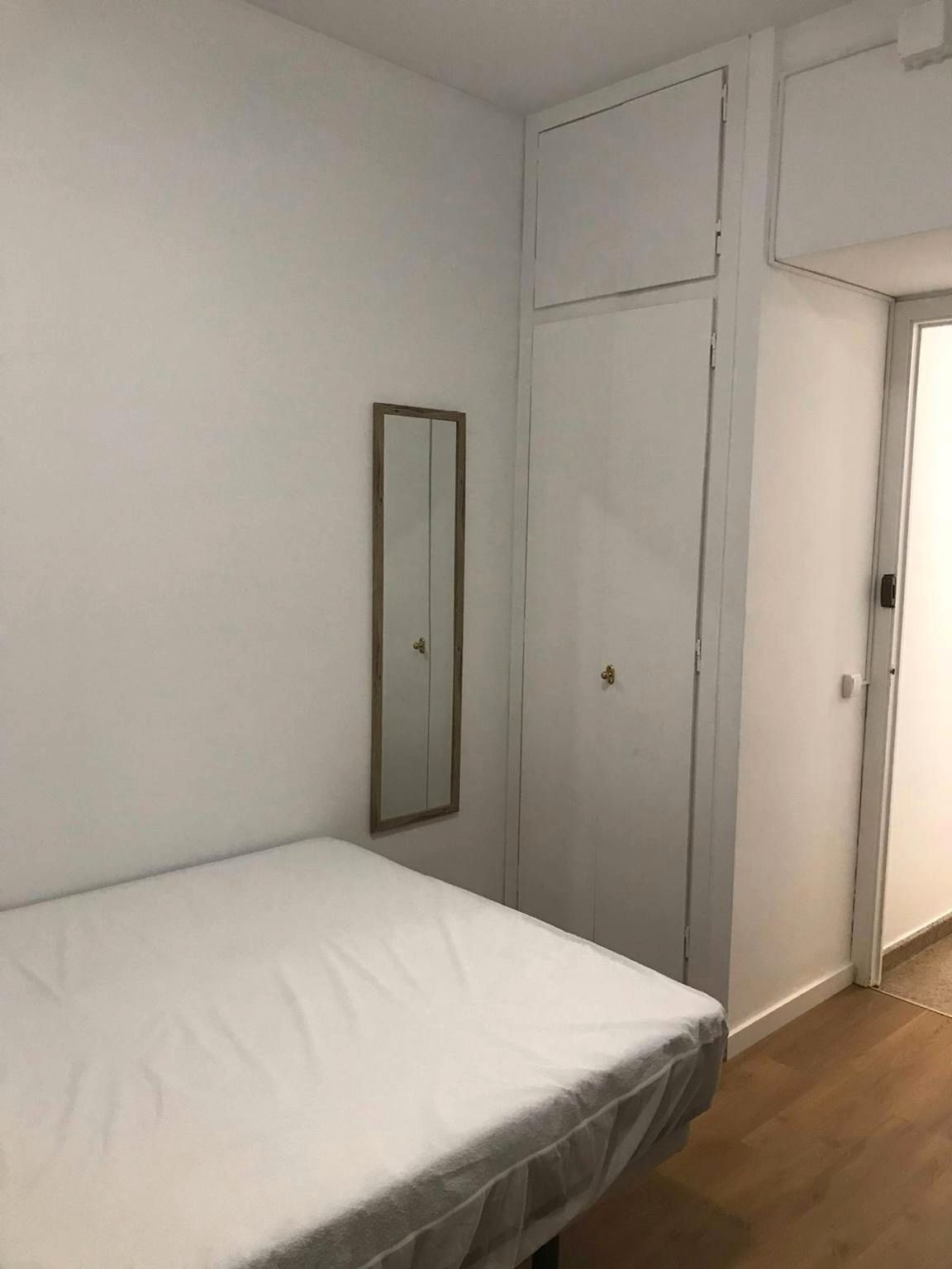 Bedroom of Flat to share in  Barcelona Capital  with Air Conditioner, Heating and Washing machine