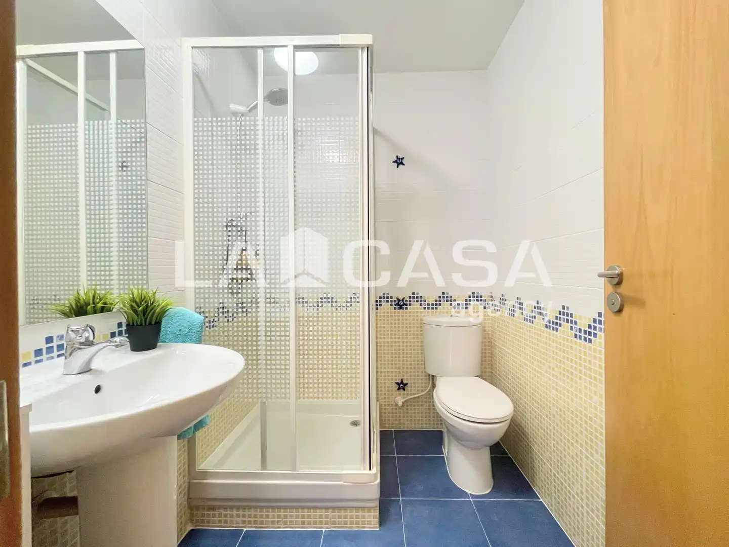 Baño de Dúplex en venta en Badalona con Calefacción, Piscina y Balcón