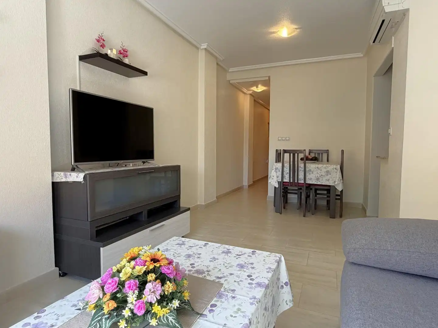 Sala de estar de Apartamento en venta en Torrevieja con Aire acondicionado, Terraza y Amueblado