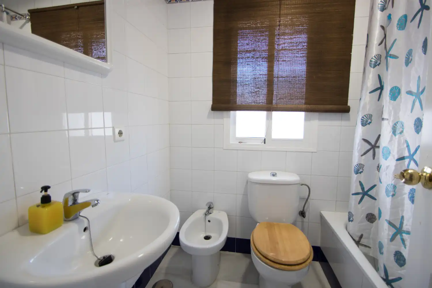 Bany de Apartament en venda en Chiclana de la Frontera amb Jardí privat, Moblat i Rentadora