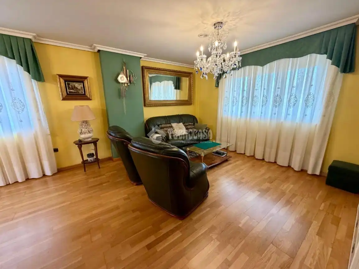 Sala d'estar de Casa adosada en venda en León Capital  amb Aire condicionat, Calefacció i Terrassa