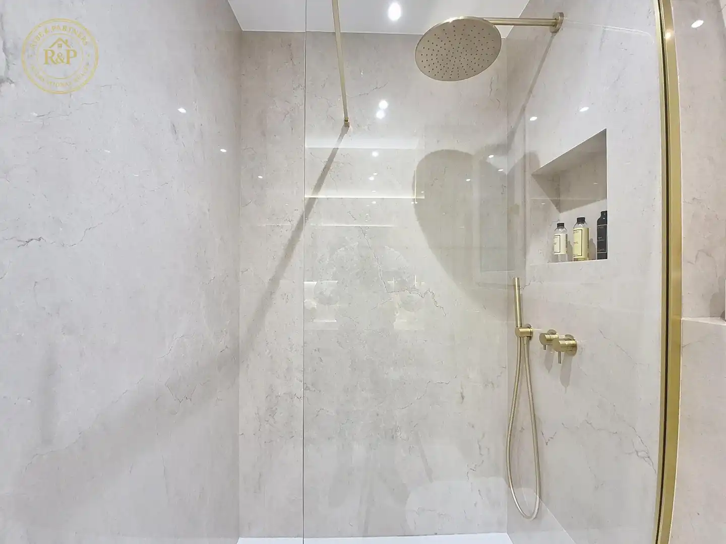 Bathroom of Flat for sale in Barcelona  with Heating, Storage room and Swimming Pool
