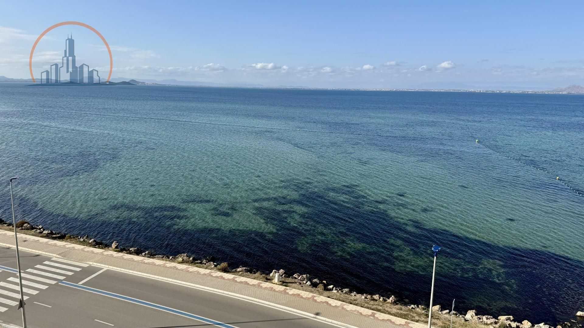 Vista exterior de Àtic en venda en La Manga del Mar Menor amb Terrassa, Balcó i Piscina comunitària