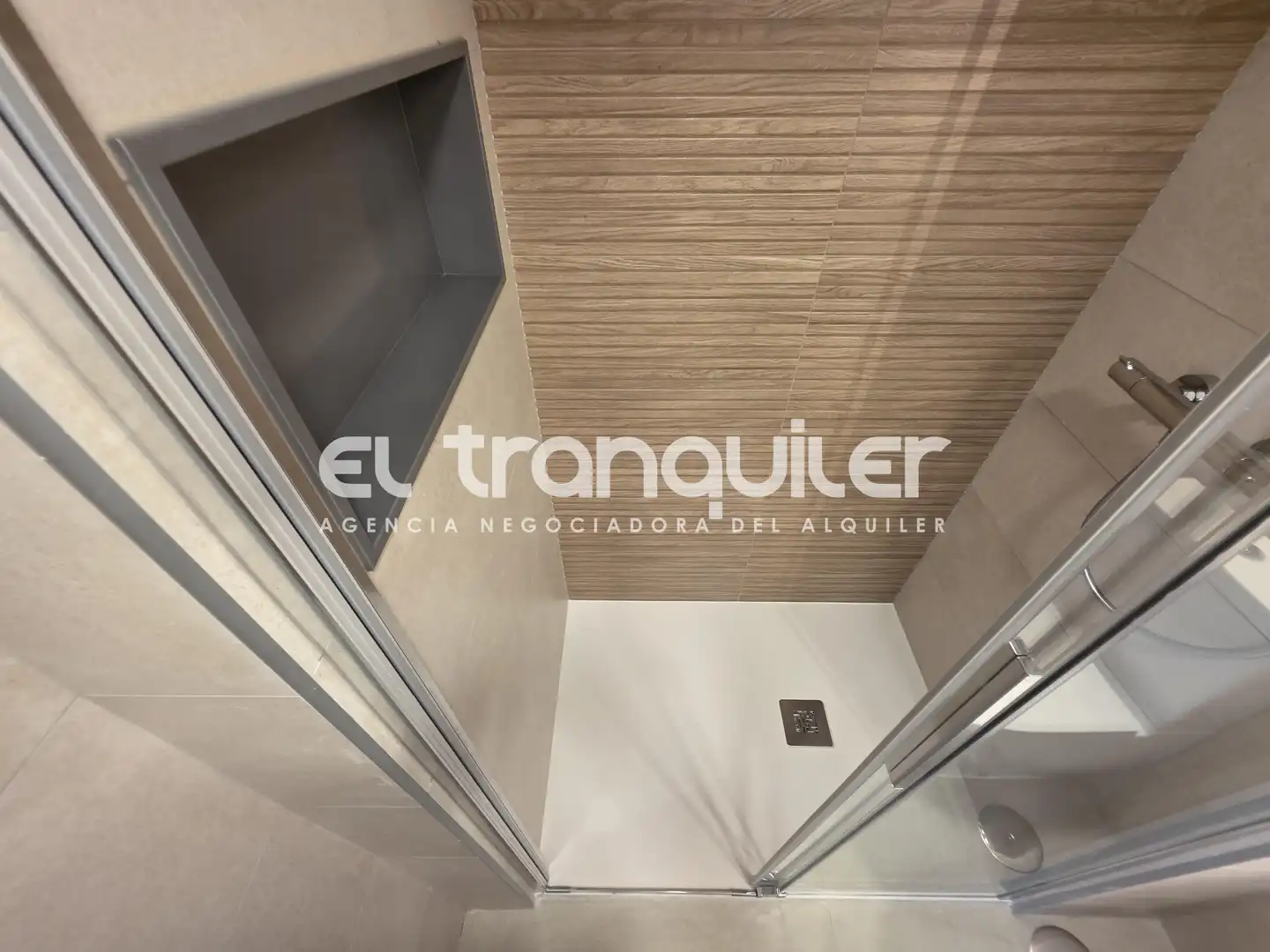 Bathroom of Flat for rent in Madrid  with Air Conditioner, Terrace and Storage room