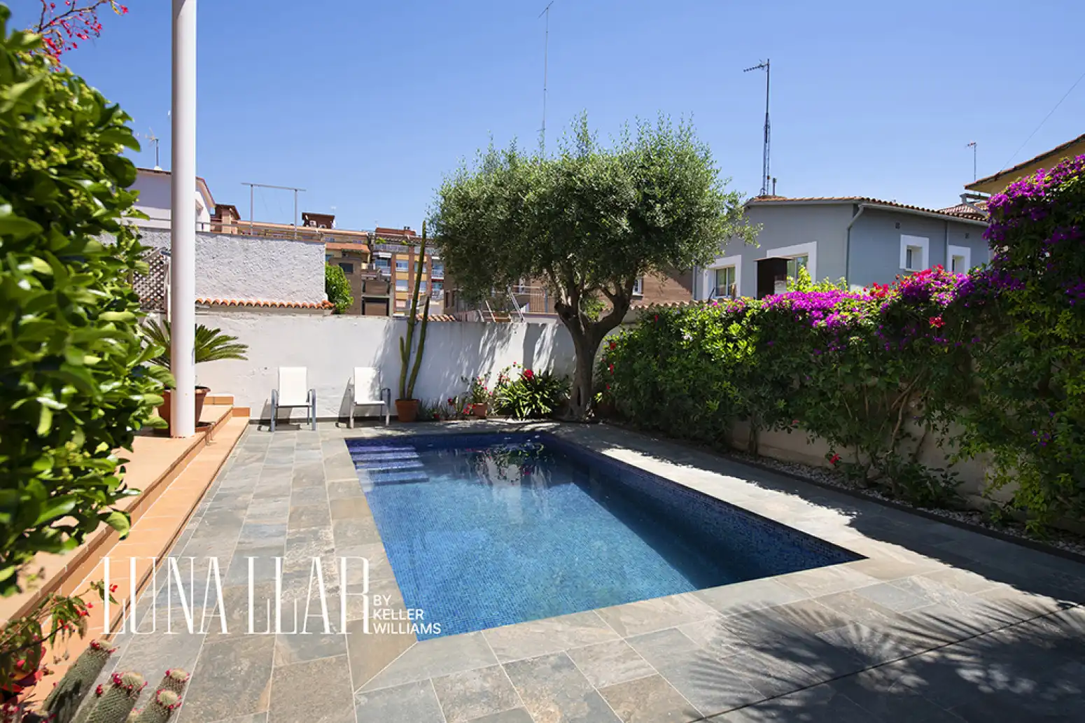 Swimming pool of Houses for sale in Castelldefels  with Air Conditioner, Heating and Private garden
