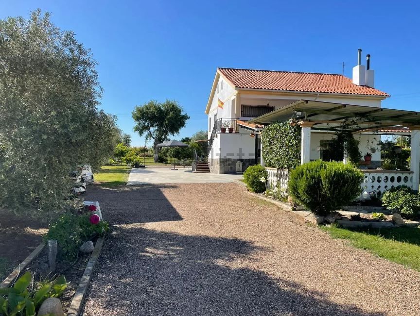 Vista exterior de Casa o xalet en venda en Mengabril amb Jardí privat, Parquet i Terrassa