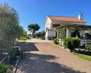 Vista exterior de Casa o xalet en venda en Mengabril amb Jardí privat, Parquet i Terrassa