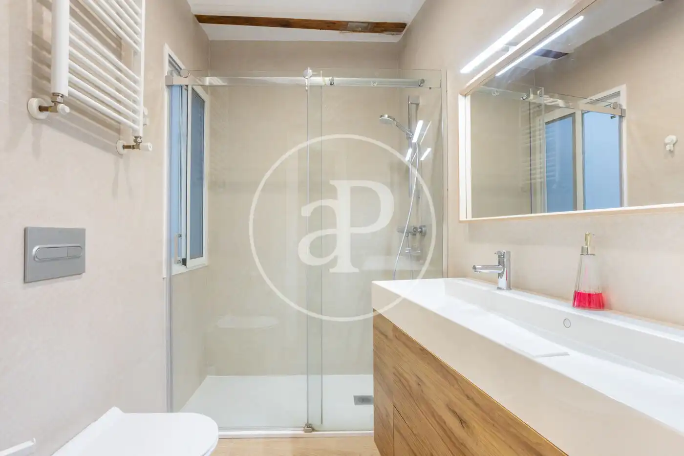 Baño de Piso de alquiler en Valencia con Aire acondicionado, Calefacción y Amueblado