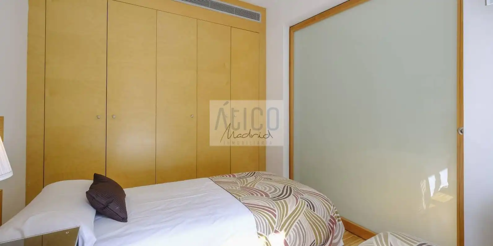 Dormitori de Apartament de lloguer en Madrid amb Aire condicionat, Calefacció i Terrassa