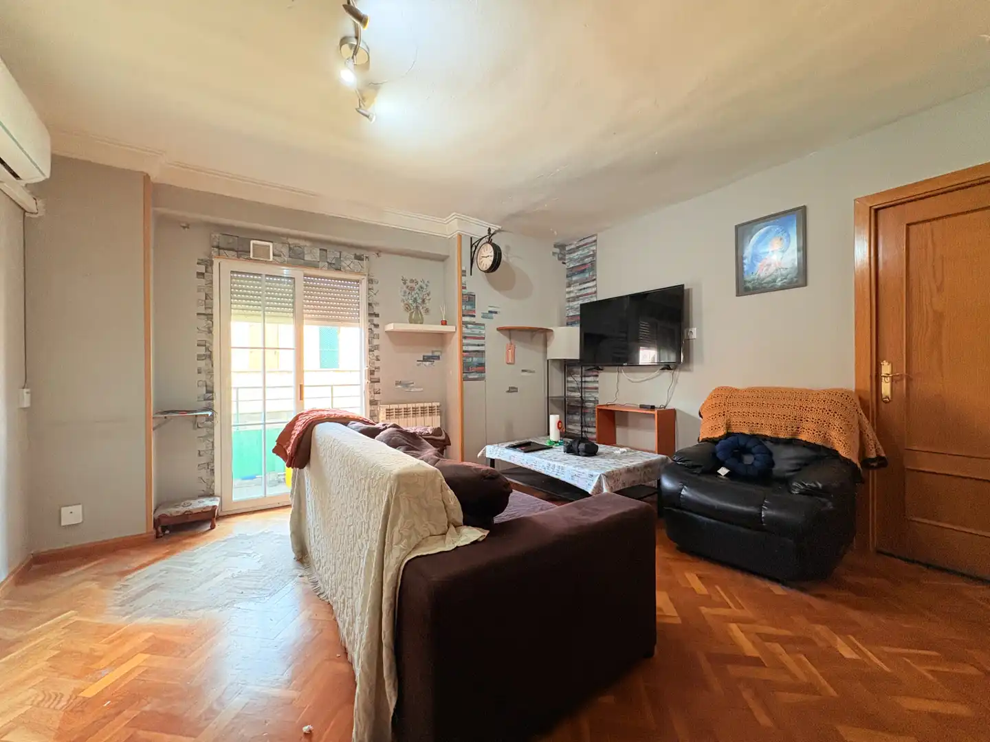 Living room of Flat for sale in Zaragoza  with Air Conditioner, Heating and Furnished