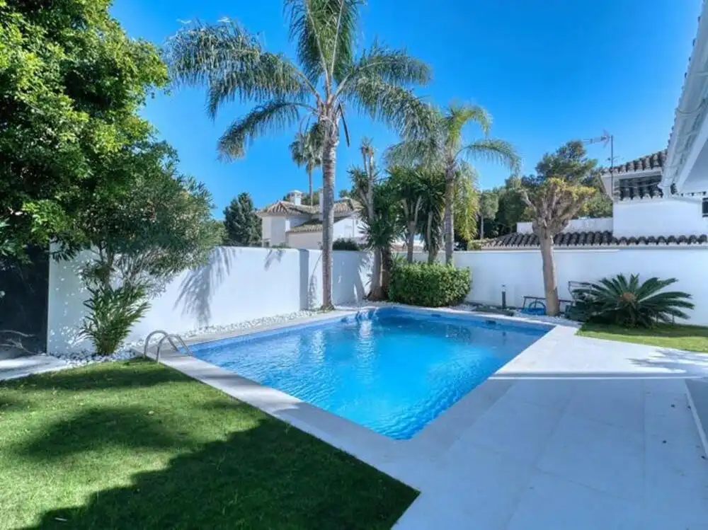 Piscina de Casa o chalet de alquiler en Marbella con Aire acondicionado, Jardín privado y Terraza