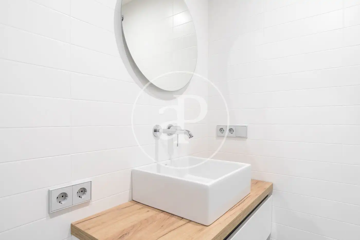 Badezimmer von Wohnung zum Verkauf in Barcelona mit Klimaanlage, Heizung und Balkon
