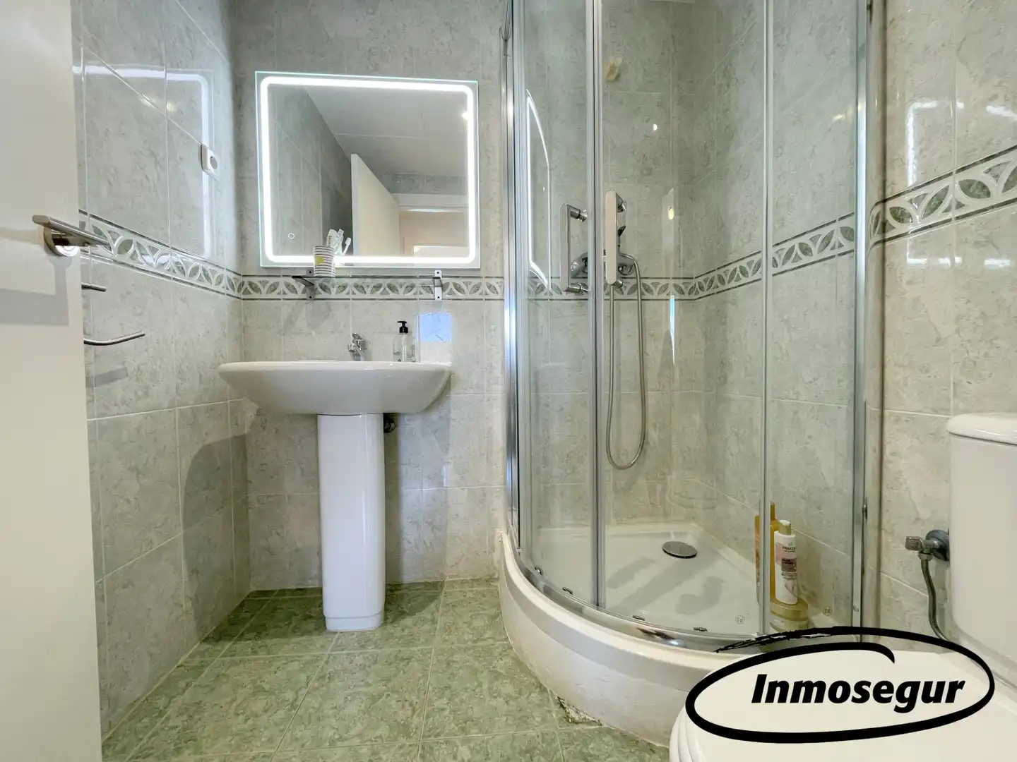 Baño de Piso en venta en Salou con Calefacción, Terraza y Amueblado