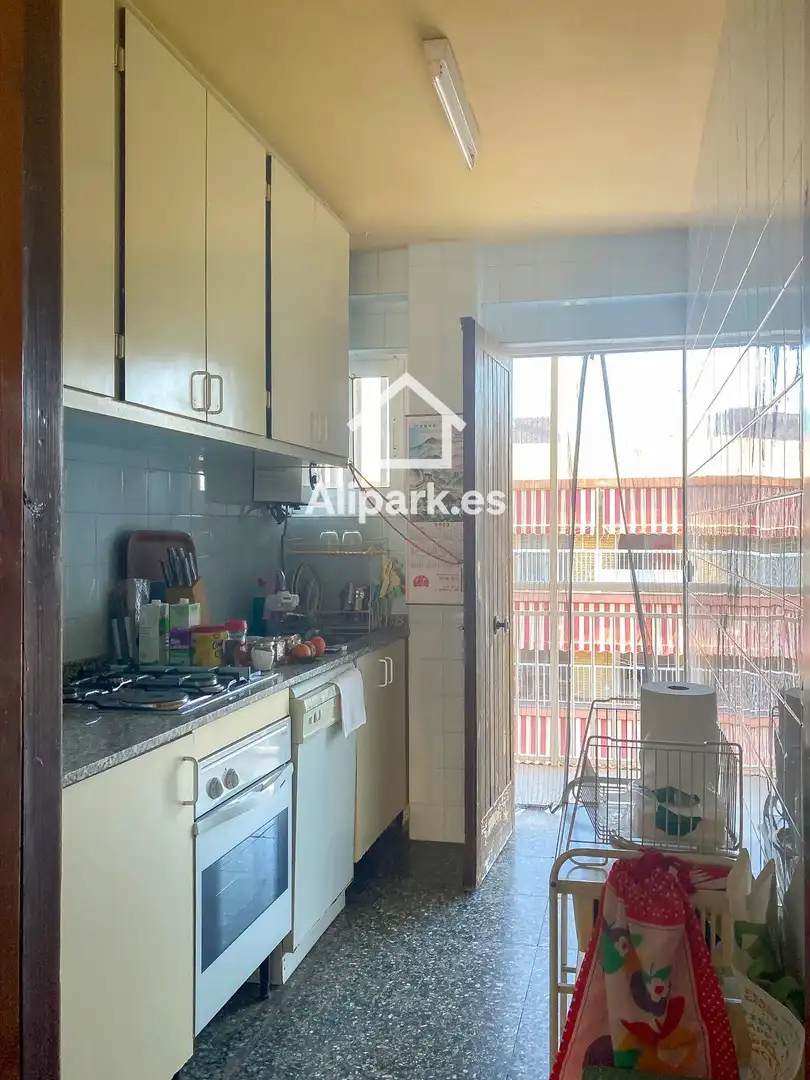 Cuina de Pis en venda en Alicante / Alacant amb Terrassa i Moblat