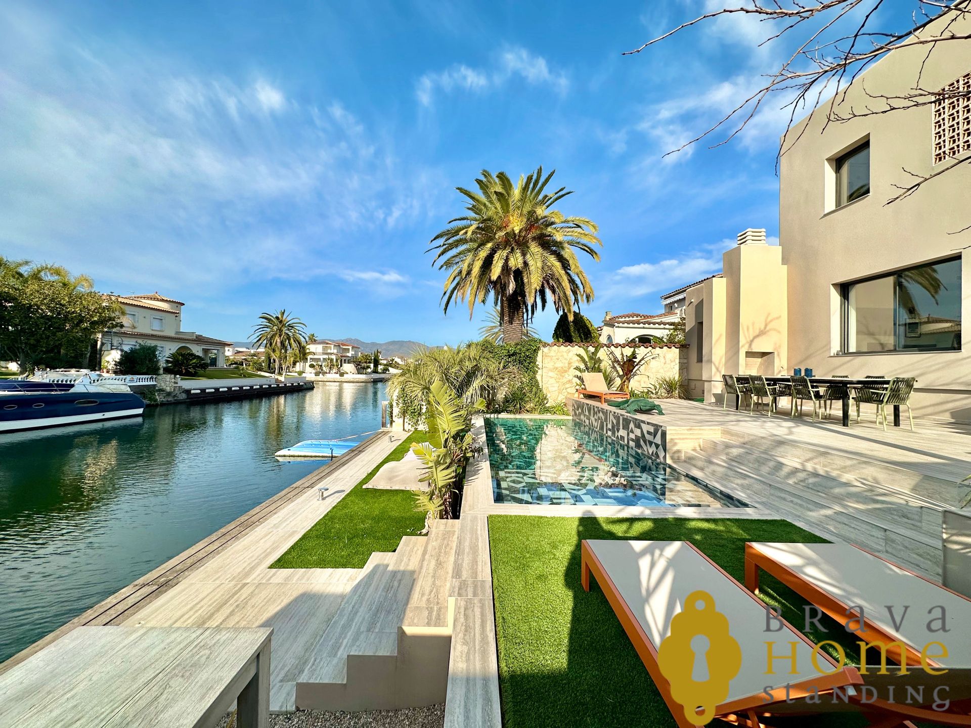 Vista exterior de Casa o xalet en venda en Empuriabrava amb Aire condicionat, Jardí privat i Terrassa