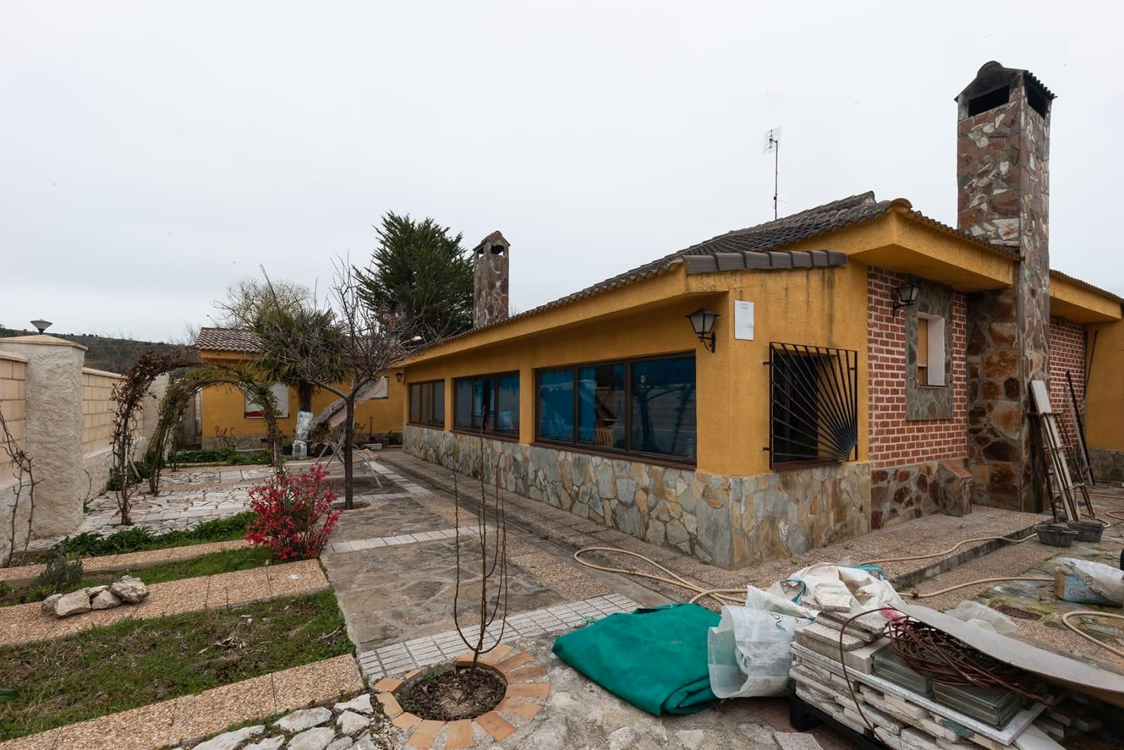 Vista exterior de Casa o xalet en venda en Villabáñez amb Calefacció, Jardí privat i Terrassa