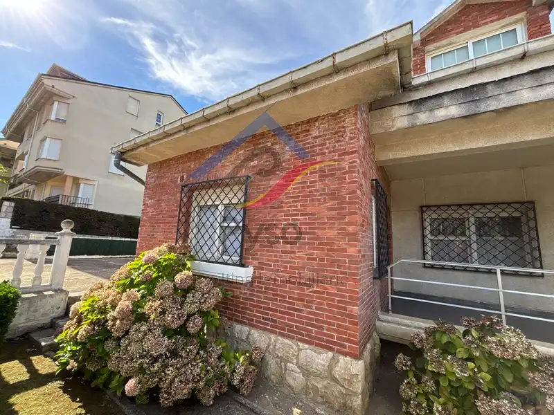 Vista exterior de Casa o xalet en venda en Piélagos amb Calefacció, Jardí privat i Parquet
