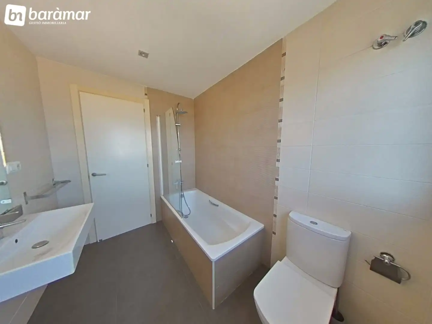 Baño de Casa adosada en venta en El Vendrell con Aire acondicionado, Calefacción y Jardín privado