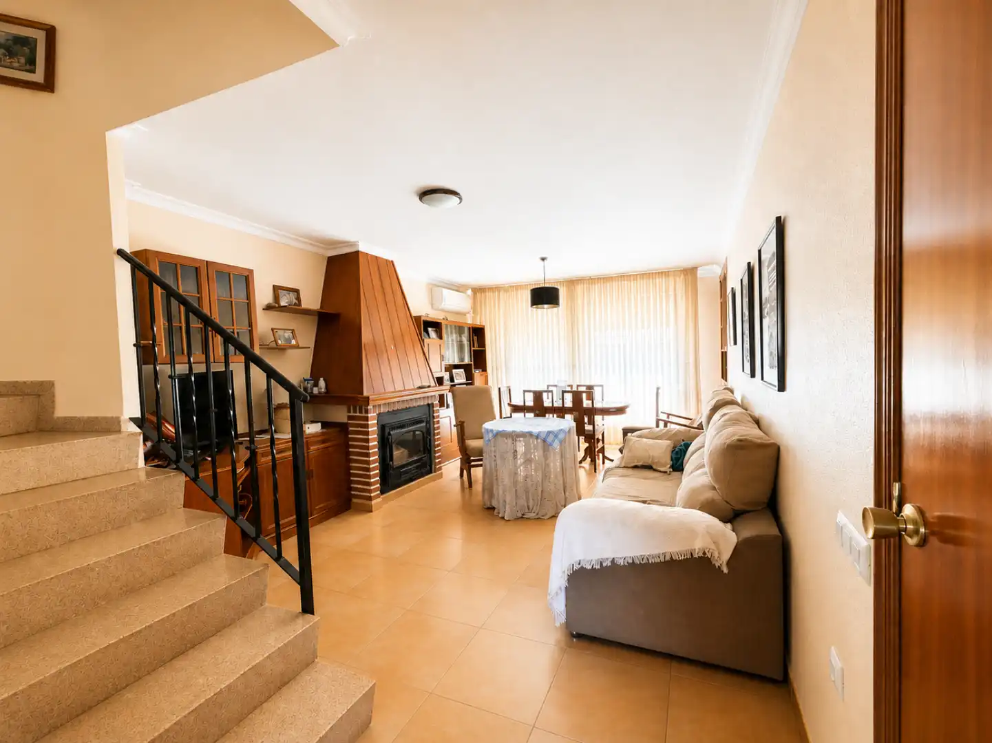 Sala d'estar de Casa o xalet en venda en Enguera amb Aire condicionat, Terrassa i Moblat