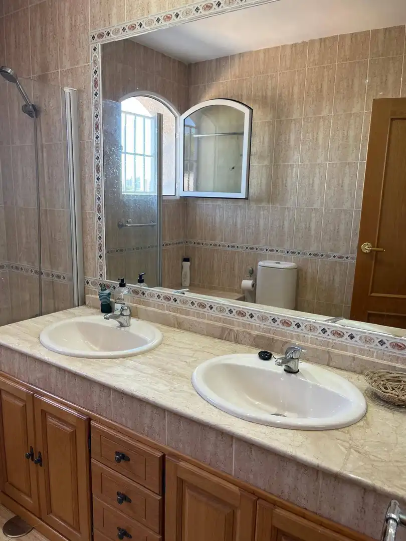 Badezimmer von Wohnungen zum Verkauf in Orihuela mit Klimaanlage, Heizung und Terrasse