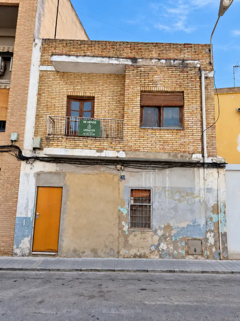 Casa a schiera con terrazza in vendita a Carrer Maestro Breton 161